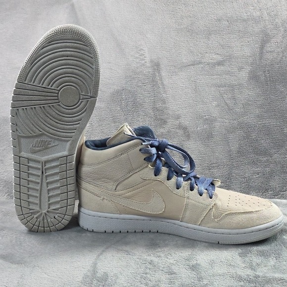 Size 10.5 - Air Jordan 1 SE Mid Sanddrift W